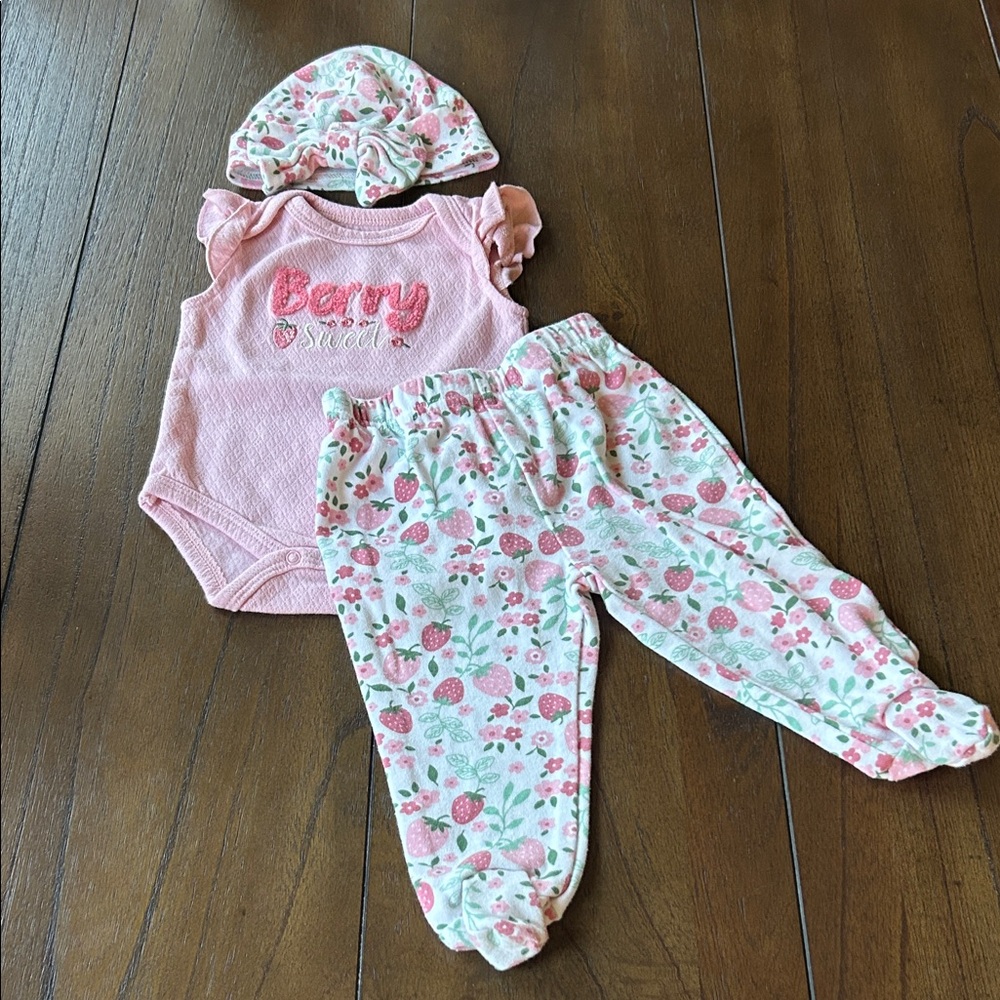 Like NEW duck duck Goose Berry Sweet 3 piece Outfit